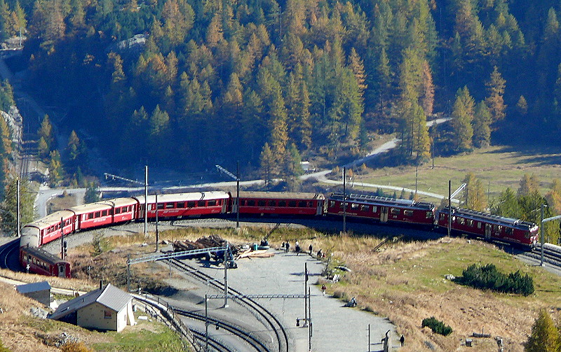 RhB - Regionalzug 1641 von St.Moritz nach Tirano am 12.10.2008 Ausfahrt Alp Grm mit Triebwagen ABe 4/4II 43 - ABe 4/4 II 47 - B - B - B - B - BD - AB - Hinweis: Bahnhof Alp Grm liegt auf 2090,80m Hhe, die sichtbaren Fahrwege ber dem Zug am Talende von Cavaglia auf 1692m Hhe. Fotostandpunkt ist Sassal Mason in 2355m Hhe! 
