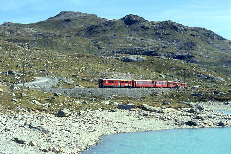 RhB Regionalzug 454 von Tirano nach St.Moritz am 30.08.1993 erreicht Seeende Lago Bianco zwischen Ospizio Bernina und Bernina Lagalb mit Triebwagen ABe 4/4 III 51 - AB 154x - 4x B - DZ. Hinweis: gescanntes Dia.
