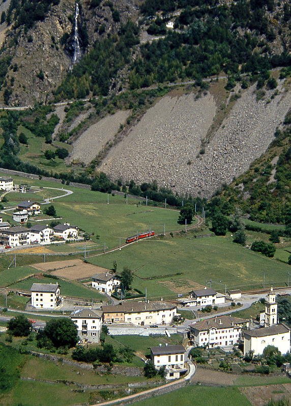 RhB Regionalzug 470 von Tirano nach St.Moritz am 29.08.1993 in der Kehrschleife oberhalb Brusio mit Triebwagen ABe 4/4 II 48 - ABe 4/4 III 55
