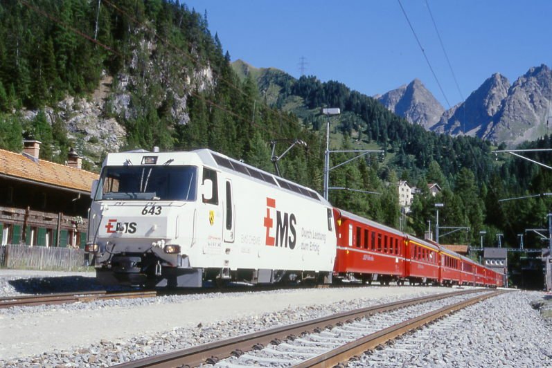 RhB Schnellzug 564 von St.Moritz nach Chur am 26.08.1998 in Preda mit E-Lok Ge 4/4 III 643 - B 2442 - A 1270 - A 1283 - B 2383 - B 2353 - B 2380  - D 4209 - Z 13092 - Gbkv 5574. Hinweis: gescanntes Dia
