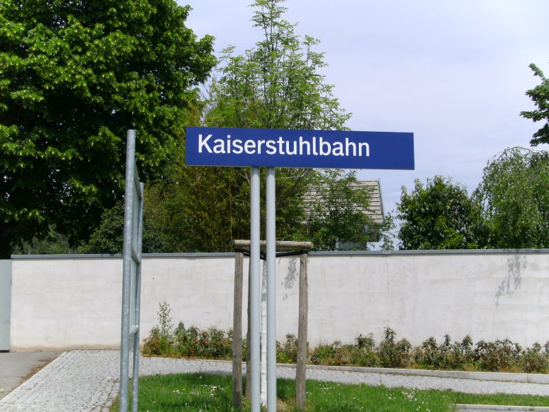 Bahnhofsschild vor dem Bahnhof Riegel am Kaiserstuhl Ort.
10.05.2009 