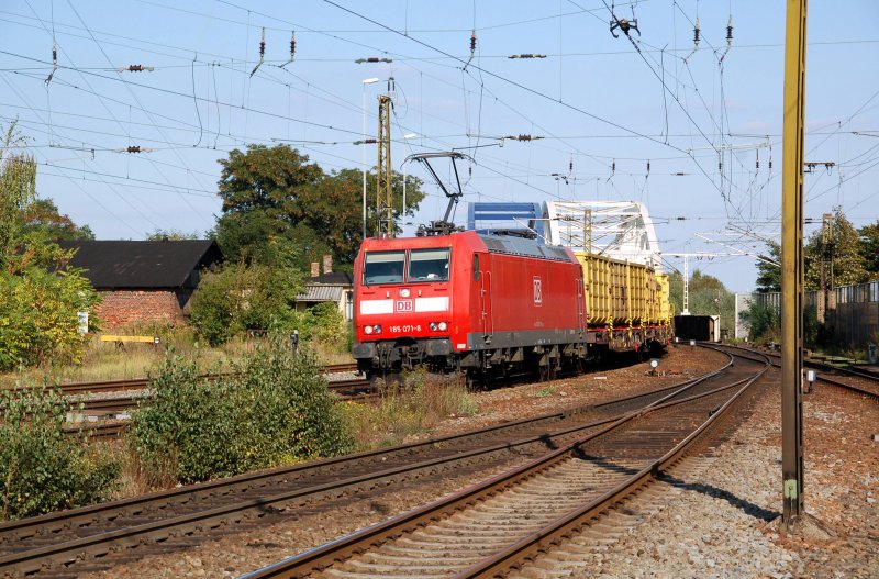 185 071 zieht am 26.09.09 einen Kohlenzug durch Riesa Richtung