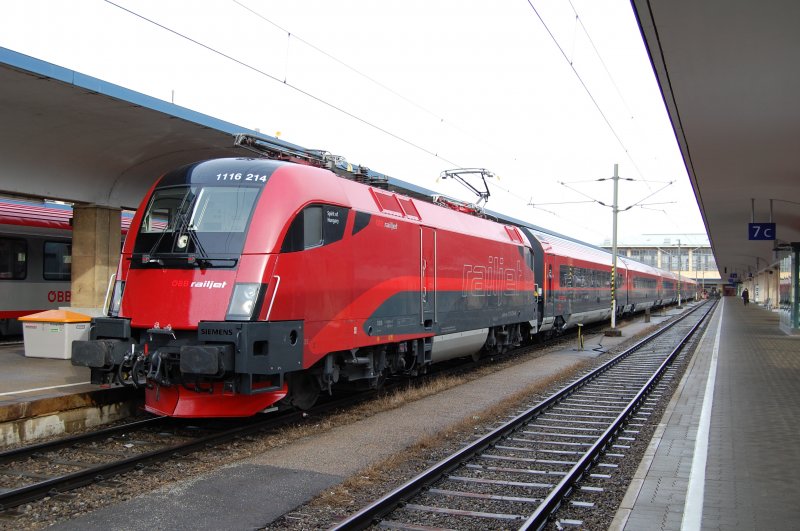 RJ 642, mit 1116 214  Spirit of Hungary  in Wien West nach Salzburg. Zu erkenne ist die im Vergleich zu  herkmmlichen  Tauri auffallende silberne Verkleidung fr den Integra-Empfnger und der dritte Stromabnehmer fr den verkehr nach Budapest via Heygeshalom. 11.12.2009