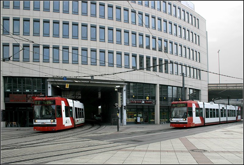 Stra�enbahnverkehr nahe der Haltestelle Berliner Platz in Ludwigshafen. Die Bahn