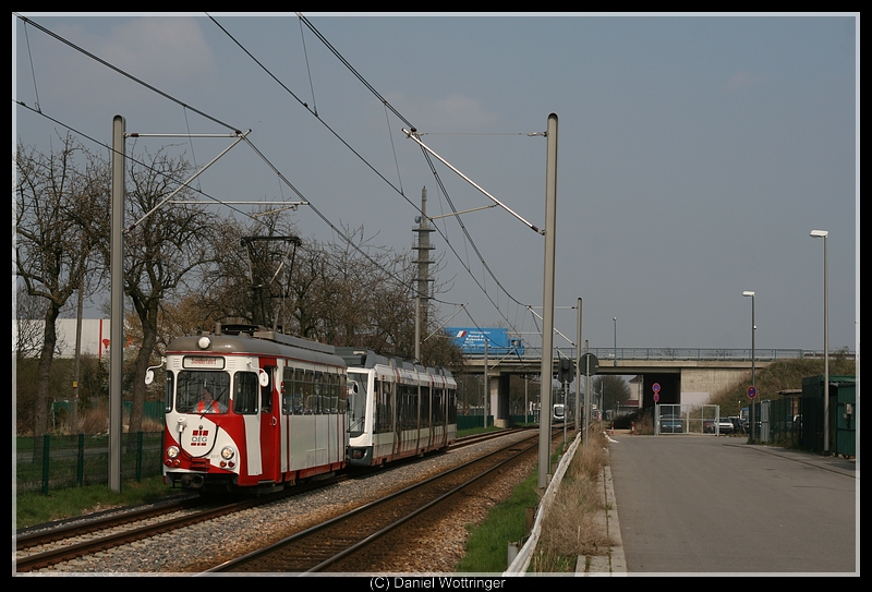 4357 mit dem liegengebliebenen 4117 am 3. April 2009 zwischen