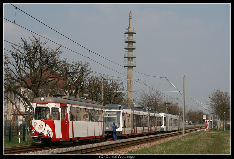 4357 mit dem liegengebliebenen 4117 am 3. April 2009 zwischen