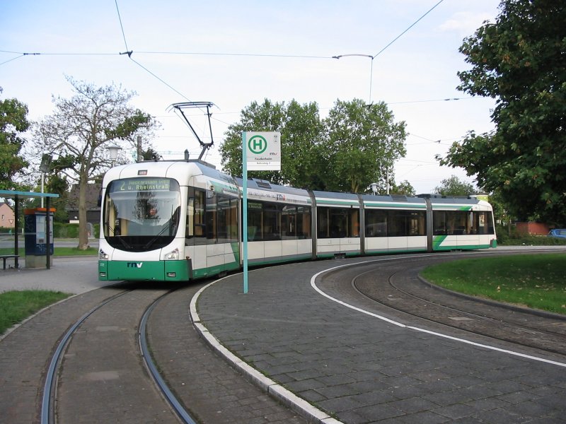 der RNV6 222 der Verkehrsbetriebe Ludwigshafen ist an der Endstelle