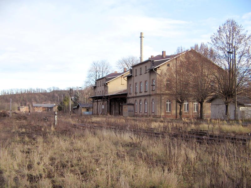 Der Bahnhof Rochlitz heute. Rechts das Empfangsgeb�ude, links das BW