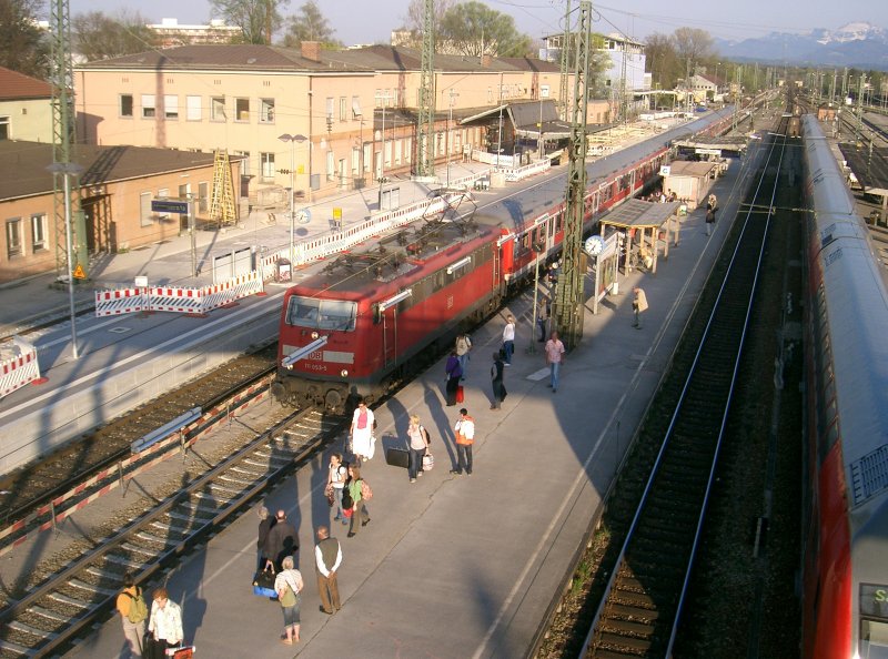 111 053-5 im Bahnhof Rosenheim unterwegs Richtung M�nchen 