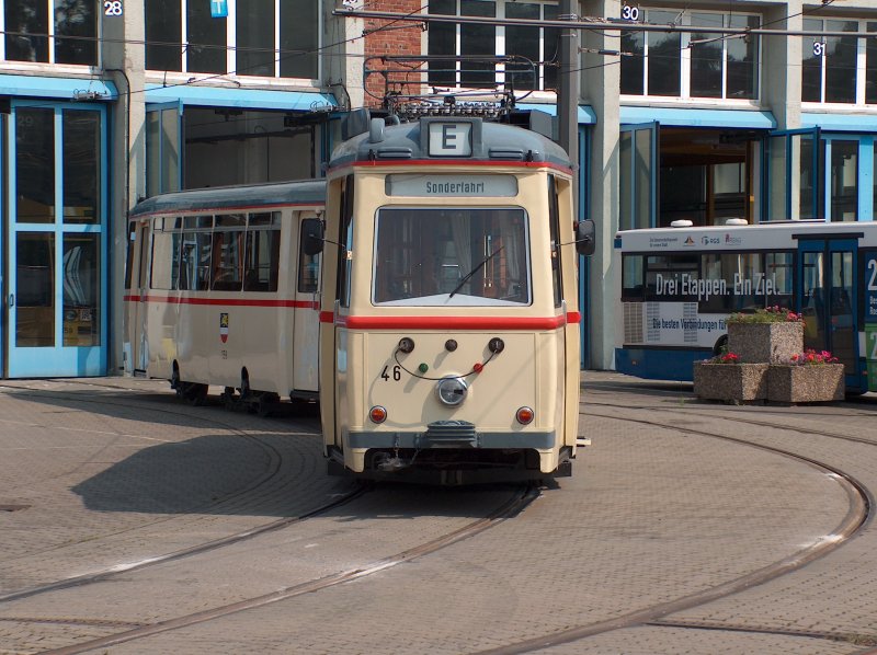 Triebwagen 46 mit Beiwagen 156 auf dem Betriebsgel�nde der Rostocker