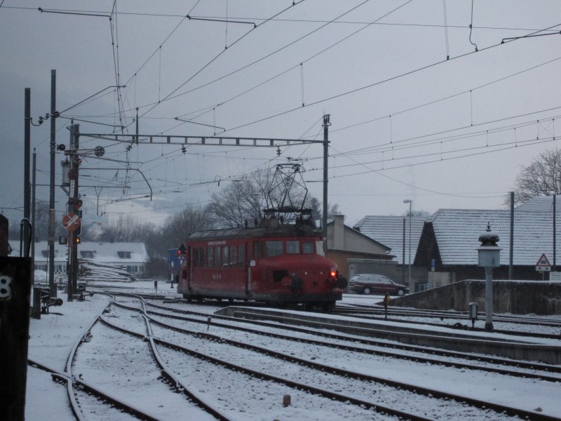 Roter Pfeil von der OeBB verlst gerade den Bahnhof Balsthal und Frt richtung Oensingen. 14.2.2009