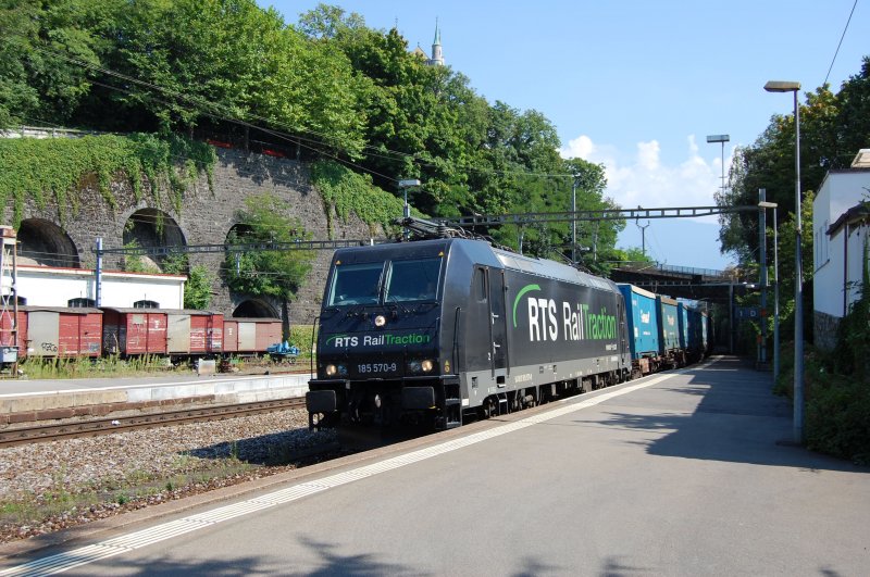185 570 mit einem Containerzug bei der Durchfahrt in Vevey