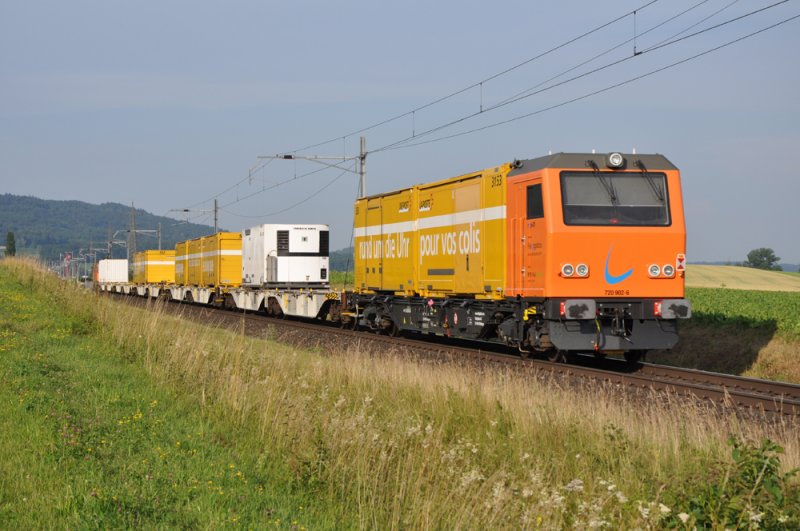 The Re 4 / 4 II 11 230 pulls the