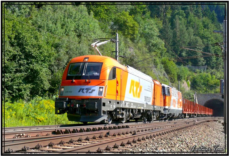RTS Loks 1216 902 + 2143 005 kommen aus dem Galgenbergtunnel bei St. Michael/Steiermark.
15.08.2007