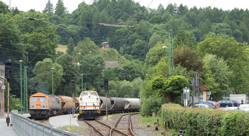 330.3 V with Kalkzug (left) and another locomotive (right) of