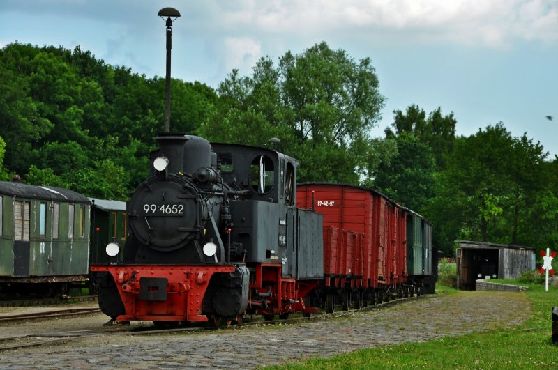 99 4652 mi einer typischen Zuggarnitur im Pommerschen Kleinbahnmuseum im