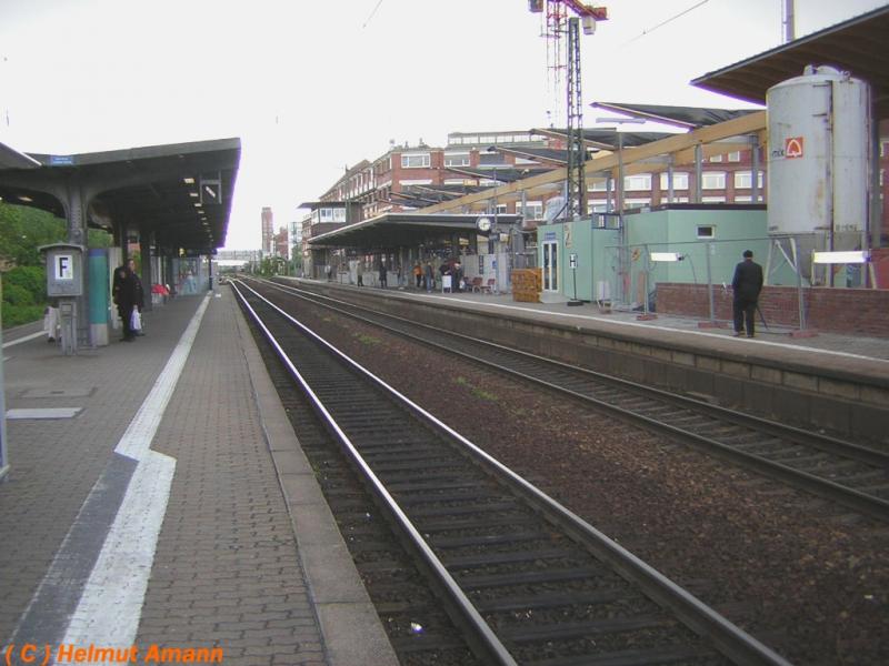 Bahnhofsneubau R�sselsheim am 08.05.2005 vom Mittelbahnsteig aus aufgenommen, hinter der