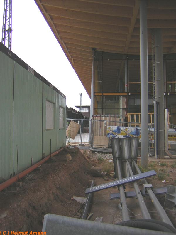 Rüsselsheim train station on 02.07.2005: Behind the container in which