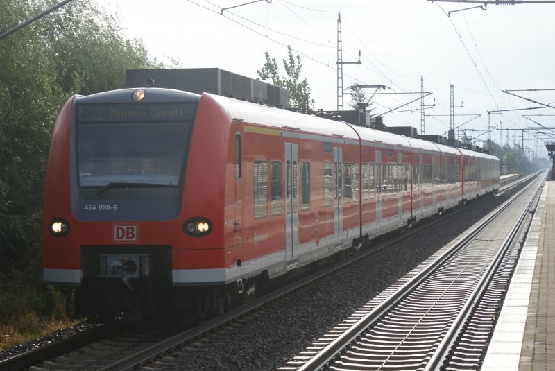 S 424 020-6 mit S 424 033-9 am Haken kurz nachdem verlassen des S-Bahnhofes Dedensen/Gmmer von Gleis 1 am 05.09.2009.