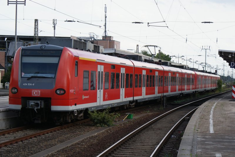 S-424 534-6 mit S-424 030-5 wartet am 21.07.2009 auf ihre Abfahrt im Celler Bahnhof auf Gleis 3.