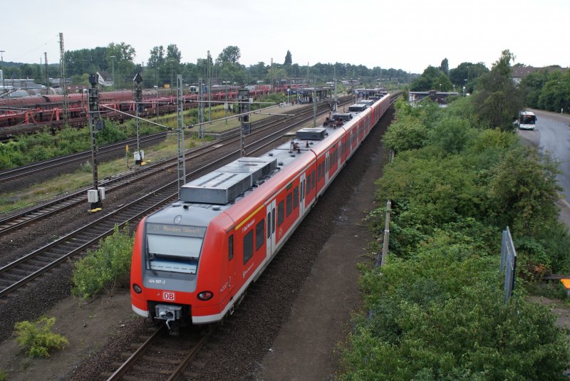 S-Bahn 424 507-2 bei der Einfahrt in den Seelzer S-Bahnhof.Ihr Endpunkt ist Minden(Westfalen)