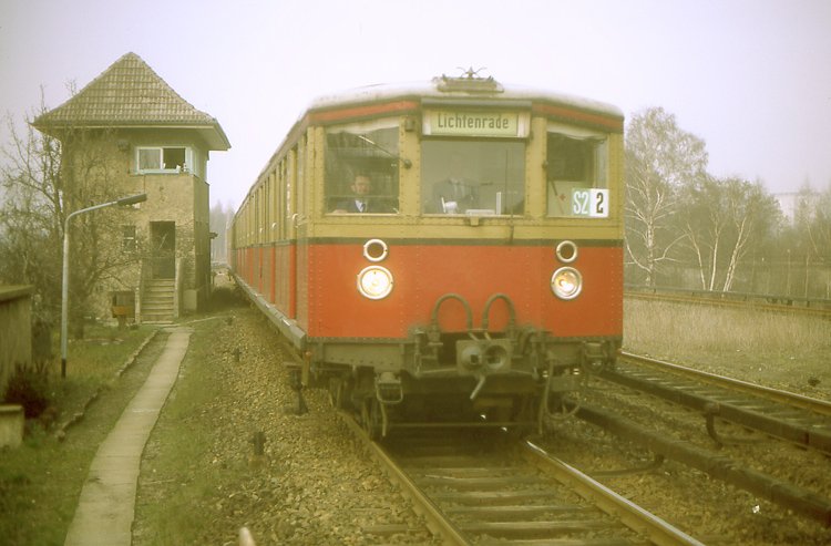 S - Lichtenrade train to the station "Priesterweg. Note the