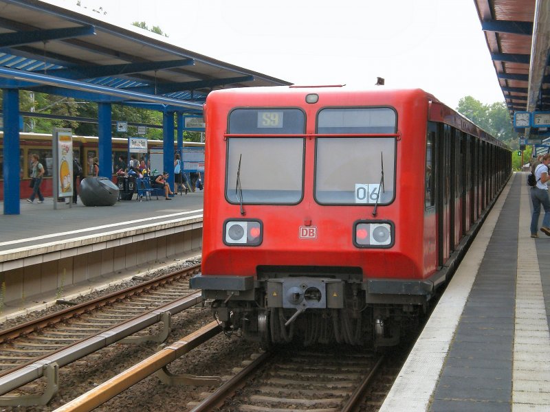 Berliner S-Bahn, Baureihe 485 in rot. Linie S9 im S-Bhf.