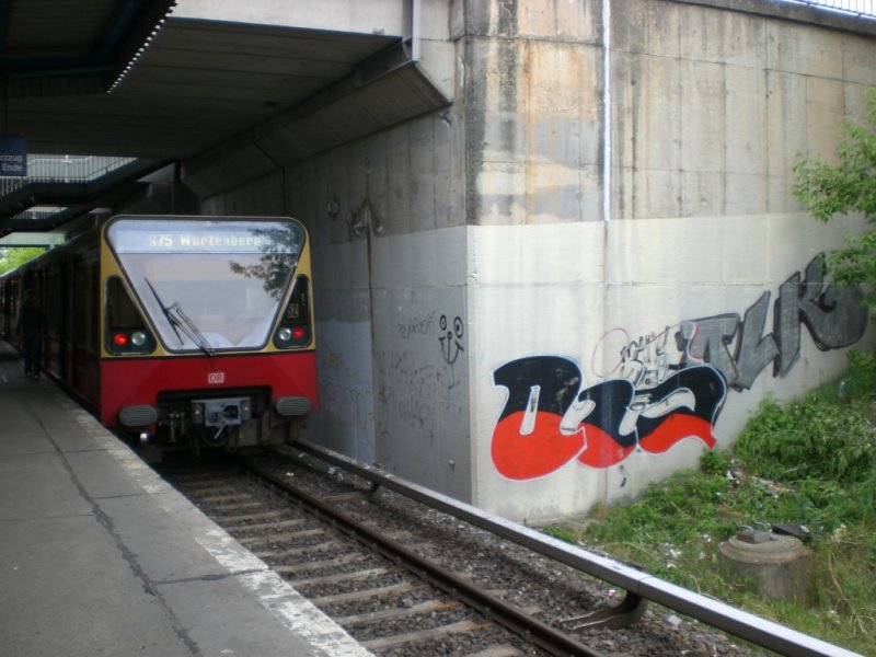 Short stretch of line S75 in the station Hohenschönhausen to