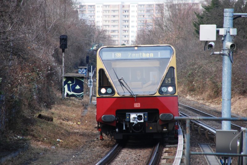 Berlin, 27.02.2009, S8 nach Zeuthen erreicht den S-Bahnhof Frankfurter Allee