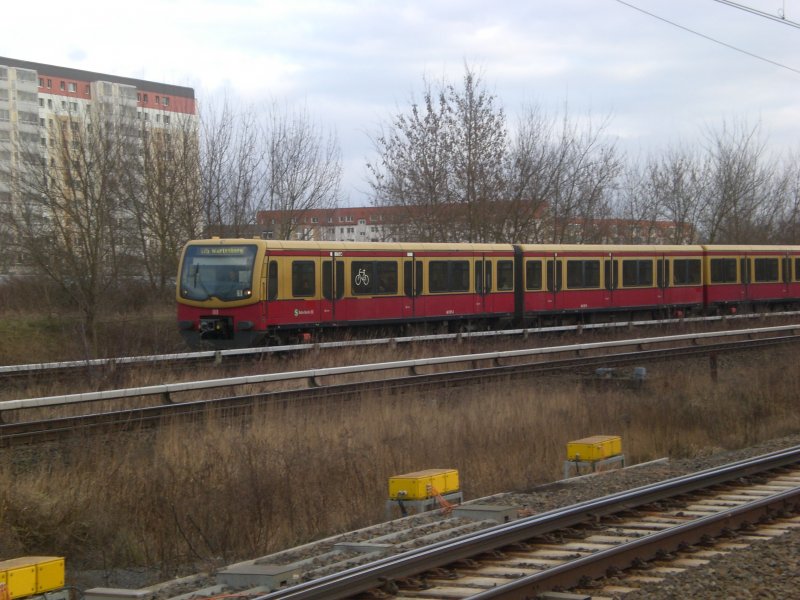 S-Bahnlinie 75 nach S-Bahnhof Wartenberg nahe vom S-Bahnhof Hohensch�nhausen. 