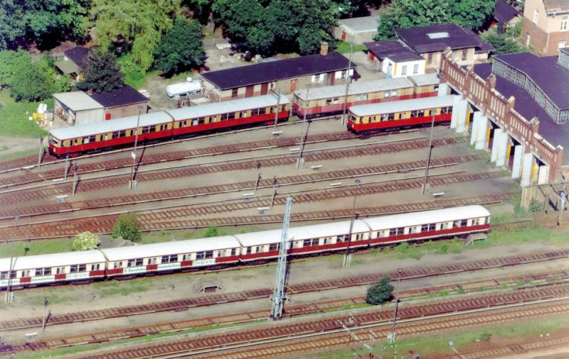 S-Bahn-shed near Berlin - in the early 90s. (automatically translated,