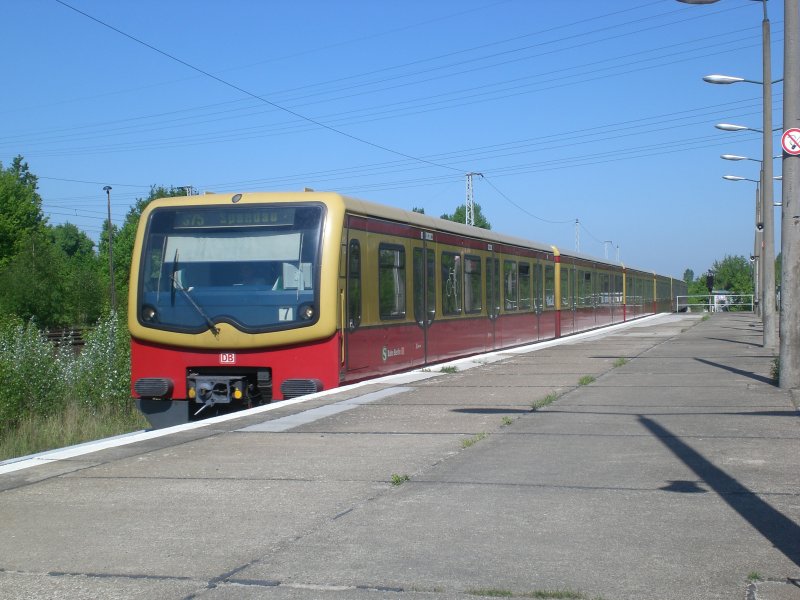 The S-Bahn line 75 to Spandau in the station Mitre