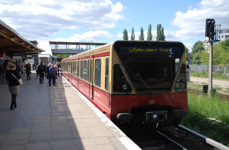 Berlin, 12.05.2009, S75 nach Warschauer Stra�e ist im Bahnhof Ostkreuz