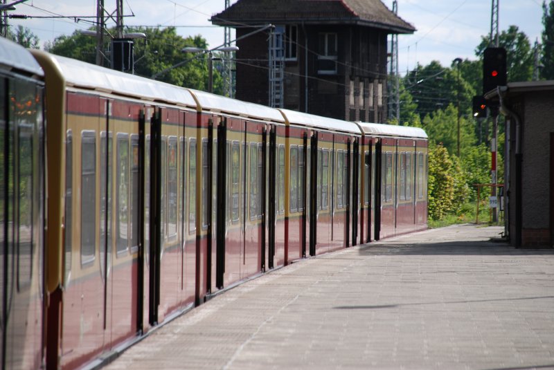 Bernau bei Berlin, 12.05.2009, S2 nach Blankenfelde wartet auf die