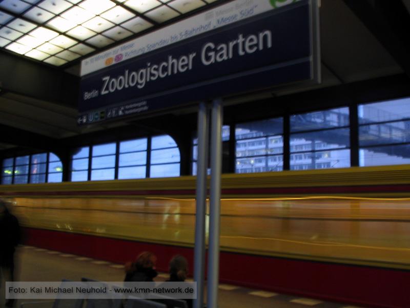 Ein S-Bahn-Zug Richtung Ostbahnhof f�hrt im Bahnhof Zoologischer Garten in