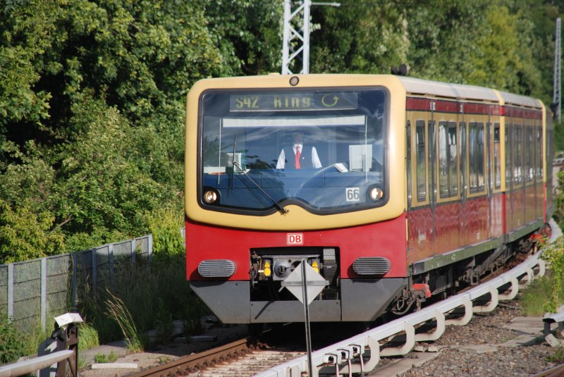 Berlin, 08.06.2009, S42 (anti-clockwise circle line) reaches the S-Bahn station