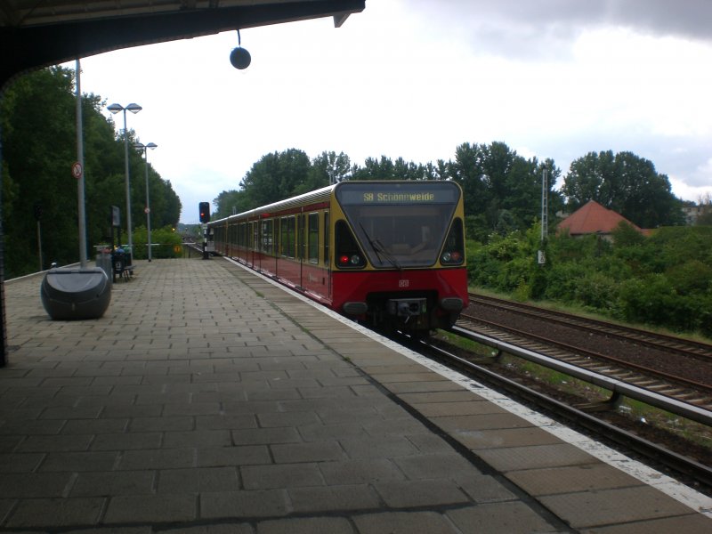 S-Bahnlinie 8 nach S-Bahnhof Sch�neweide im S-Bahnhof Pl�nterwald. 