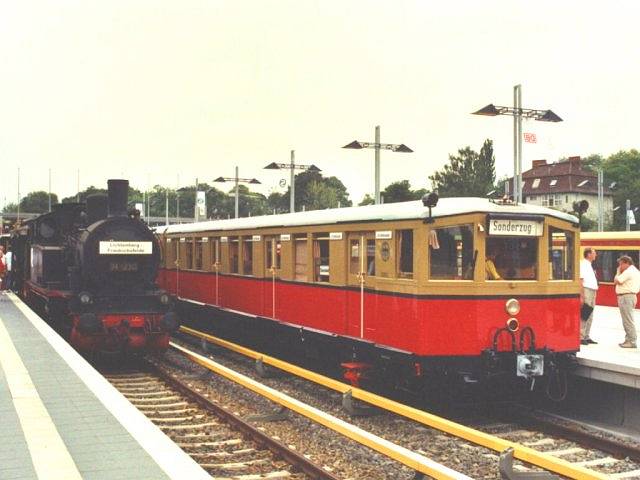 74 1230 und Historische S-Bahn auf einer Austellung. 