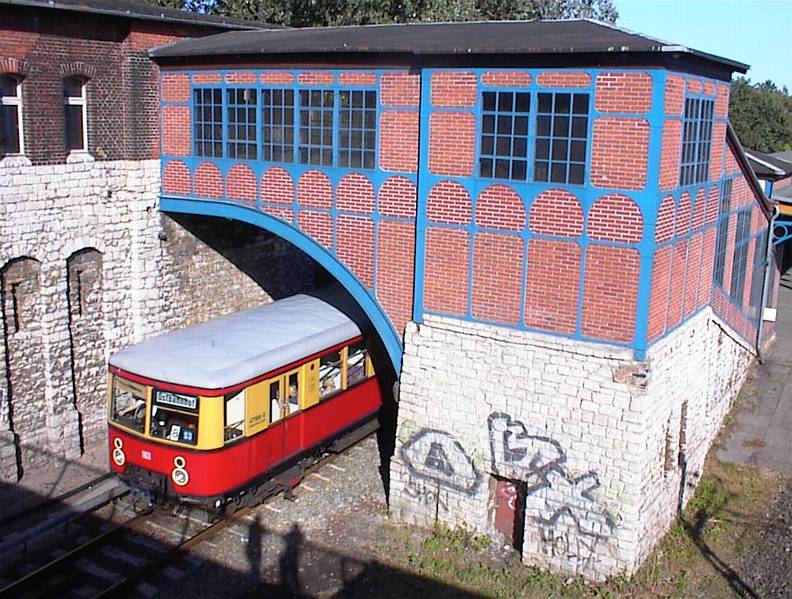 S-Bahn BR 477 at the exit from the HE Wuhlheide