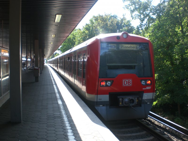 The tram line 3 to Pinner in the station Neuwiedental.