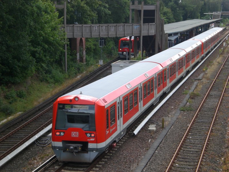 The S-Bahn line 1 to Blankenese pulls into the station