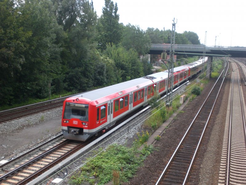S-Bahnlinie 3 nach S-Bahnhof Stade am S-Bahnhof Wilhemsburg. 
