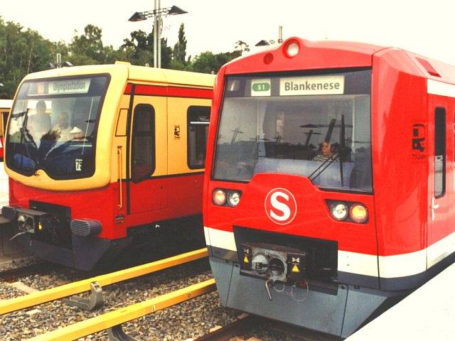 Im Vordergrund ist eine neue Hamburger S-Bahn der BR 474