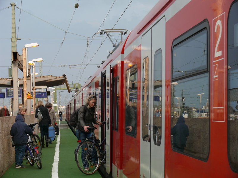 Under difficult conditions, passengers can get off the train in
