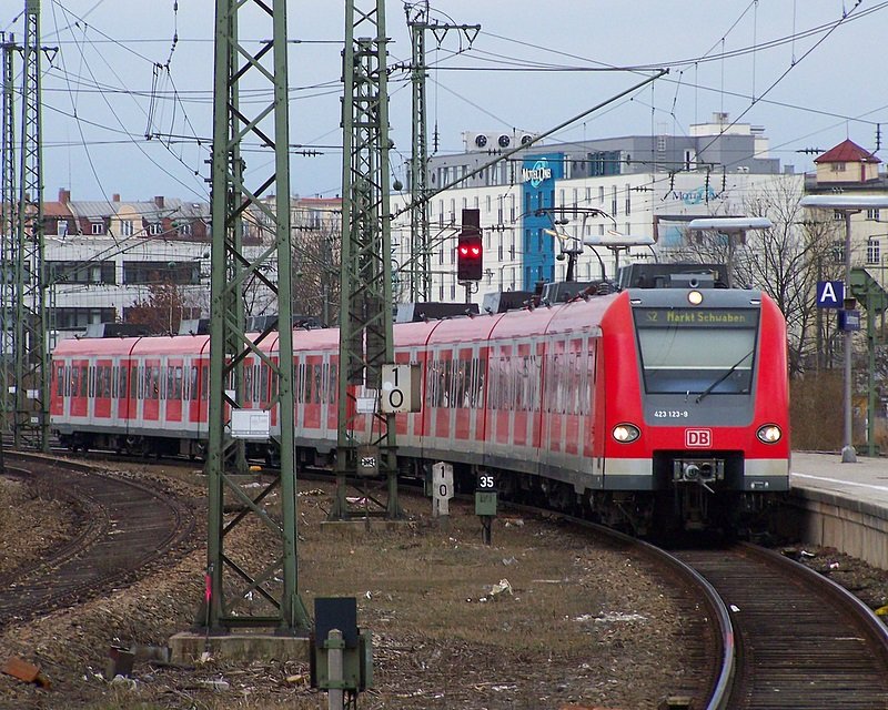423 123/623 und eine Schwestereinheit fahren gemeinsam als S2 nach