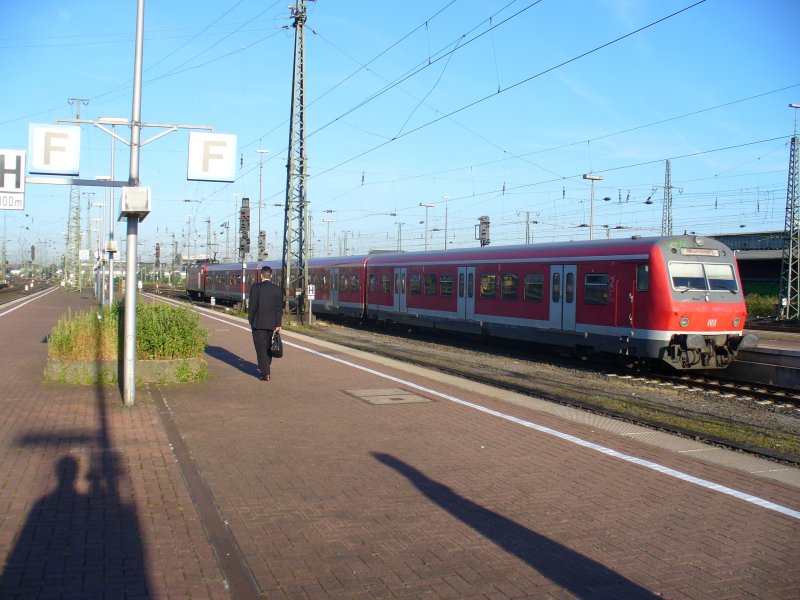 Ein S-Bahn Wagenpark als Leerfahrt durch den Dortmunder Hauptbahnhof. 