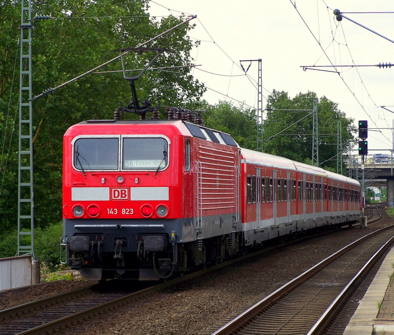 143 823 schiebt Ihre S6 aus Leverkusen-Mitte heraus in Richtung