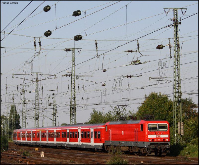 143 177 mit der S8 bei der Einfahrt in M�nchengladbach
