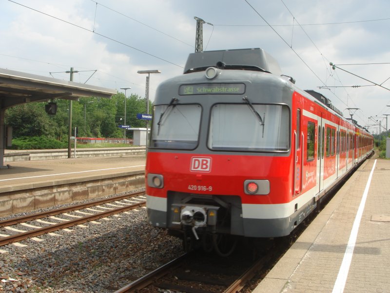 ET 420 Plus at the exit of the station Kornwestheim