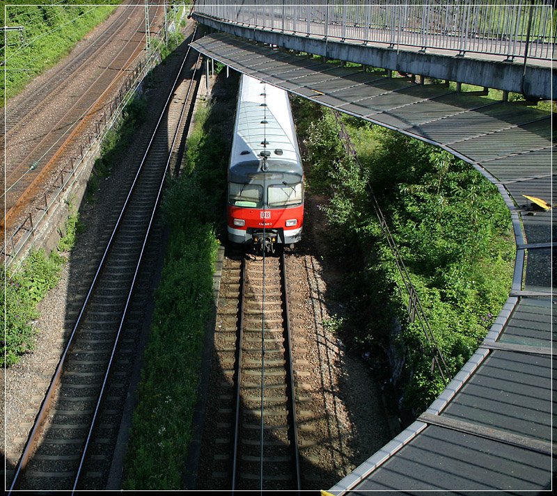 Ein S-Bahntriebwagen der BR 420 unter dem Steg am Nordbahnhof.